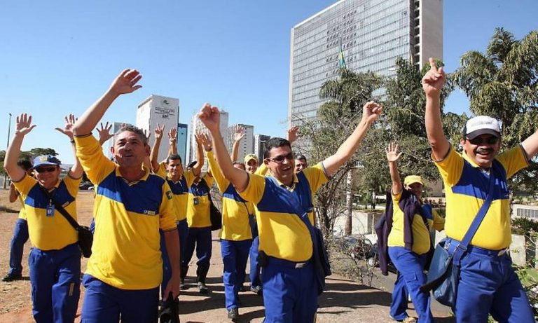 Funcionarios-dos-Correios-na-greve-de-2008Arquivo-O-Globo